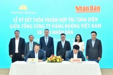 《人民报》社领导与越航领导签署协议。