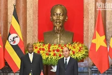 国家主席阮春福和乌干达总统约韦里·卡古塔·穆塞韦尼见证合作文件签字仪式。