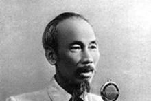 胡志明主席在巴亭广场宣读《独立宣言》。