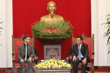 胡志明国家政治学院院长阮春胜会见德国左翼党秘书长托比亚斯。