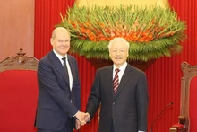 阮富仲总书记与奥拉夫·朔尔茨总理握手。