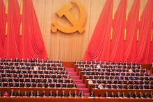 中共二十大主席团在闭幕会上。（杜微沙 摄）