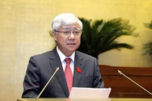 越南祖国阵线中央委员会主席杜文战作报告。