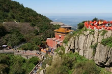 泰山南天门是中年组终点。