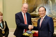 河内市市委副书记、人民议会主席阮玉俊向都柏林市议会行政长官欧文·基冈赠送纪念品。