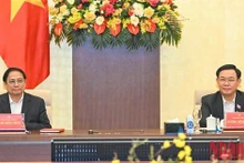 政府总理范明正和国会主席王廷惠主持召开会议。