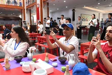 观看非遗“茂腔”表演。