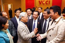 越共中央总书记阮富仲2011年12月17日在与越南工商会举行座谈会时与企业界代表交流。（图片来源：阮庆 摄）