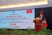 越南社会保险副总经理陶越映在对话会上发表讲话。