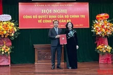 张氏梅同志向陈德胜同志颁发关于任命为海洋省委书记的决定。