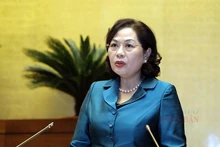 国家银行行长阮氏红代表政府作呈文。