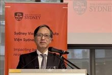 越南驻澳大利亚大使阮必成在研讨会上发表讲话。