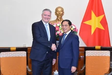 裴青山部长与经合组织秘书长马蒂亚斯·科尔曼握手。