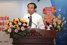 越共中央政治局委员、胡志明市委书记阮文年在庆祝大会上发表讲话。