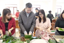 越南驻华大使范清平和夫人黄氏香江包粽子。