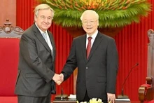 阮富仲总书记与联合国秘书长安东尼奥·古特雷斯握手。