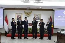 越南审计署副审计长尹英诗向印尼财政稽查署赠送纪念品。