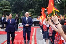 越南少儿欢迎德国总理奥拉夫·朔尔茨。