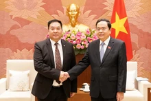 国会常务副主席陈青敏与蒙古图夫省省长握手。