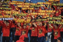 越南球迷为国家足球队助威。（陈海 摄）