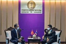 潘志成大使礼节性拜会泰国工业部长素立亚·宗龙伦吉。