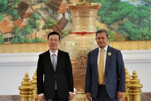 越共中央书记处常务书记武文赏（左）与柬埔寨王家军队副总司令兼陆军司令洪玛内。（图片来源：越通社）
