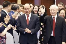 越共中央总书记阮富仲和国家主席阮春福莅临出席活动。