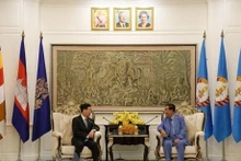 越共中央政治局委员、中央书记处常务书记武文赏会见柬埔寨人民党主席、柬埔寨王国首相洪森。