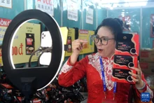 一名参展工作人员在通过网络推销越南咖啡。（图片来源：新华社）
