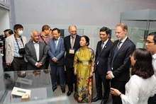 国际友人代表参观 “皇宫珍宝”展览 。