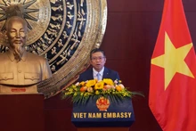 越南驻华大使范清平在见面会上讲话。