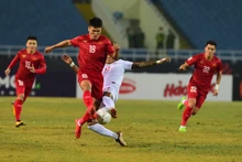 两队球员拼抢激烈。（陈海 摄）