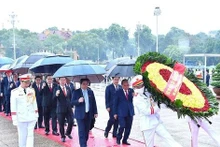 党、国家、国会领导人入陵瞻仰胡志明主席遗容。