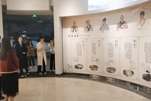 外媒记者参观黄河文化馆。