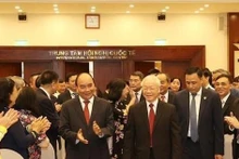 越共中央总书记阮富仲和国家主席阮春福莅临出席纪念仪式。
