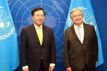 越南政府常务副总理范平明与联合国秘书长安东尼奥·古特雷斯合影。