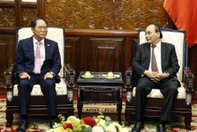 国家主席阮春福会见韩国驻越南大使朴能运。