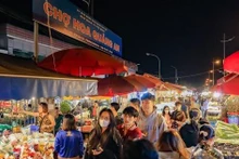 河内市西湖郡广安夜间花市气氛时分热闹。