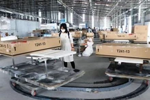 平阳省一家木制家具企业对出口到美国市场的产品进行检查。
