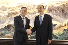 越南审计长吴文俊与中国审计长侯凯握手。
