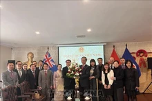 Sinchai Manivanh大使率领老挝驻澳大利亚大使馆前来祝贺越南驻澳大利亚大使馆。