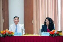巴地头顿省人民委员会副主席阮功荣和丹麦驻越南大使馆商务参赞Sharissa Funk主持研讨会。（图片来源：巴地头顿报）