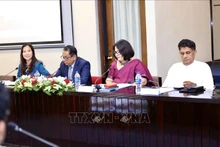 越南驻斯里兰卡大使郑氏心（左一）出席仪式。（图片来源：越通社）