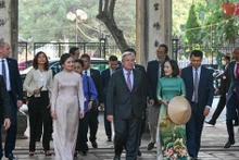 10月22日下午，联合国秘书长安东尼奥·古特雷斯参观河内市文庙-国子监国家特殊遗迹。