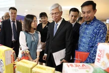 参观清真产品展位的游客。