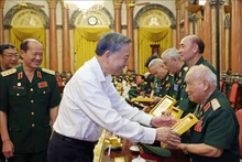 国家主席苏林在主席府向305空降-特种部队大团老兵赠送慰问品。（图片来源：VGP）