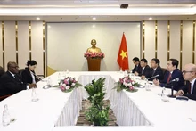 越南国会主席陈青敏会见APF主席、喀麦国民议会副议长希拉里昂·埃东。