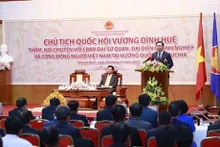 越南国会主席王廷惠会见旅柬越南人社群代表。