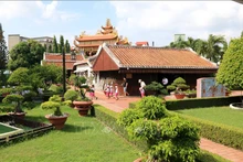 全国四面八方游客前来育青学校遗迹区缅怀胡主席