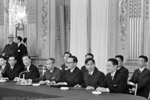 1968年5月13日，春水部长率越南民主共和国政府代表团出席在巴黎举行的“越南和平会议”。（图片来源：越通社）